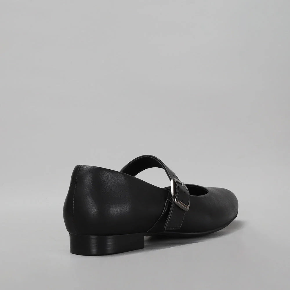 Le Sansa Zaylee black sandals with open toe design and ankle strap, stylish footwear for casual or summer wear.