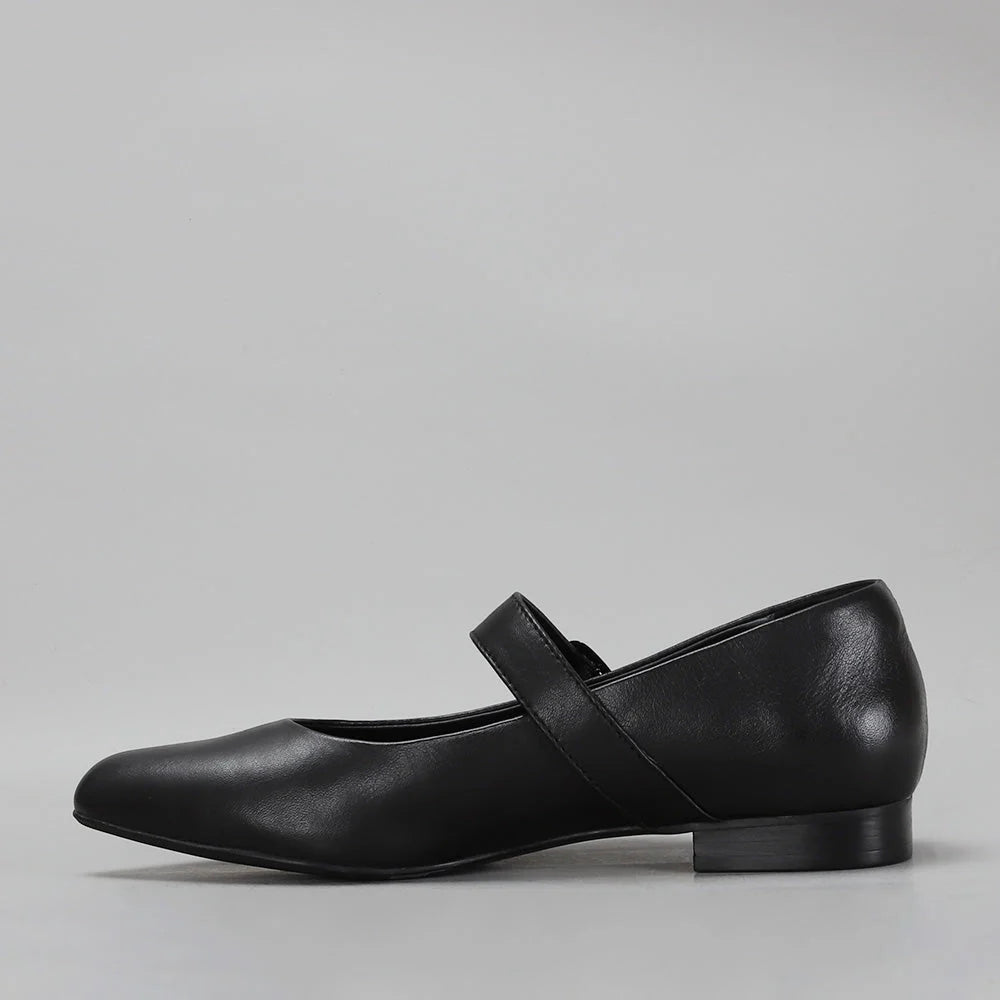 Le Sansa Zaylee black sandals featuring open-toe design, ankle strap, and stylish casual footwear for women.
