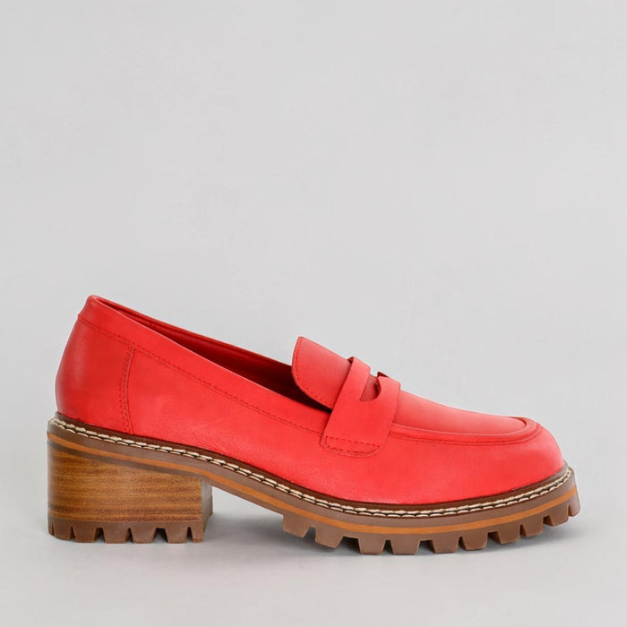 Le Sansa Zoey Red casual shoes featuring a vibrant red design and stylish silhouette for everyday wear.