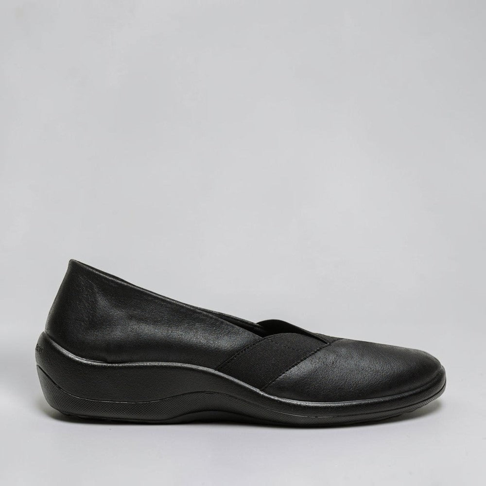Black Arcopedico Acadia ballet flats with smooth leather upper and rounded toe, designed for comfort and style.