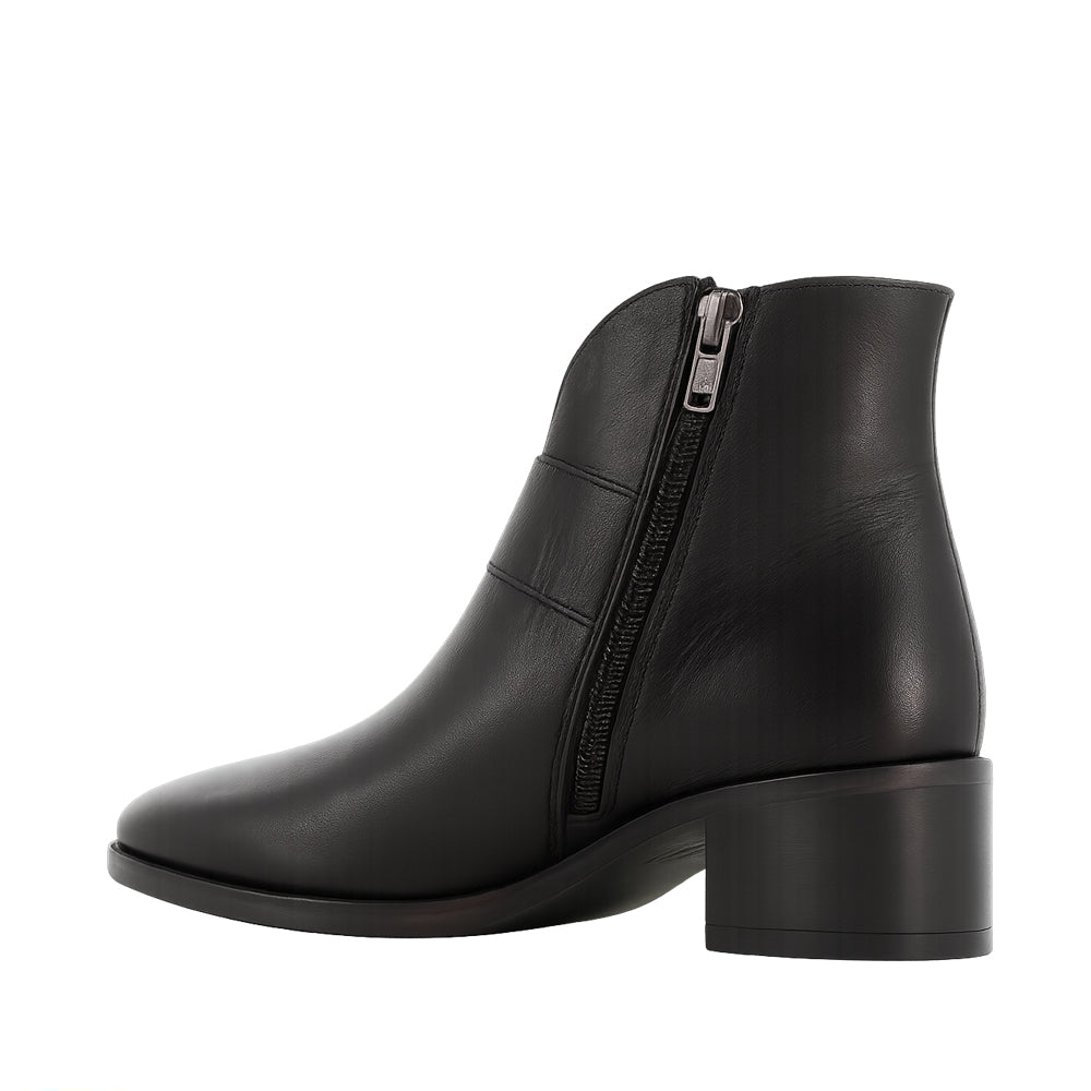 Black Le Sansa Andy boots with sleek design, featuring a pointed toe and stylish ankle height.