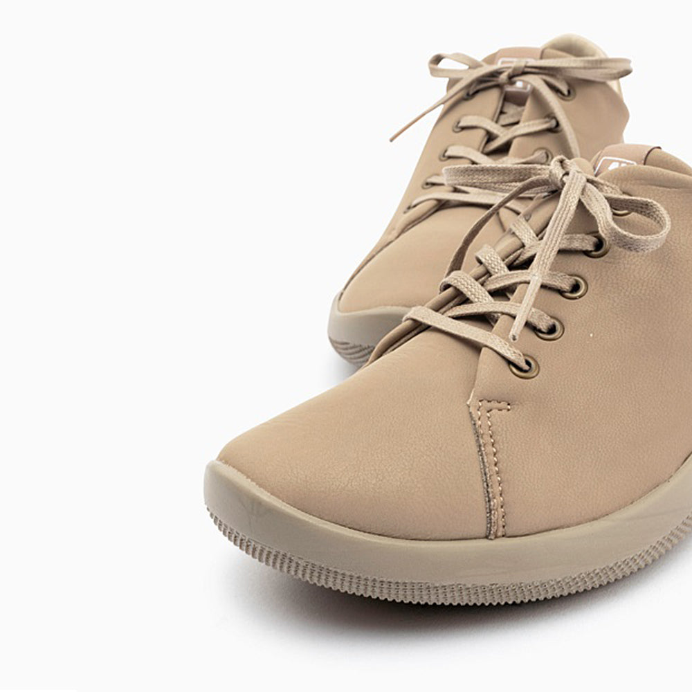 Light taupe Arcopedico Daintree sneakers with breathable knit upper and cushioned sole, designed for comfort and casual style.