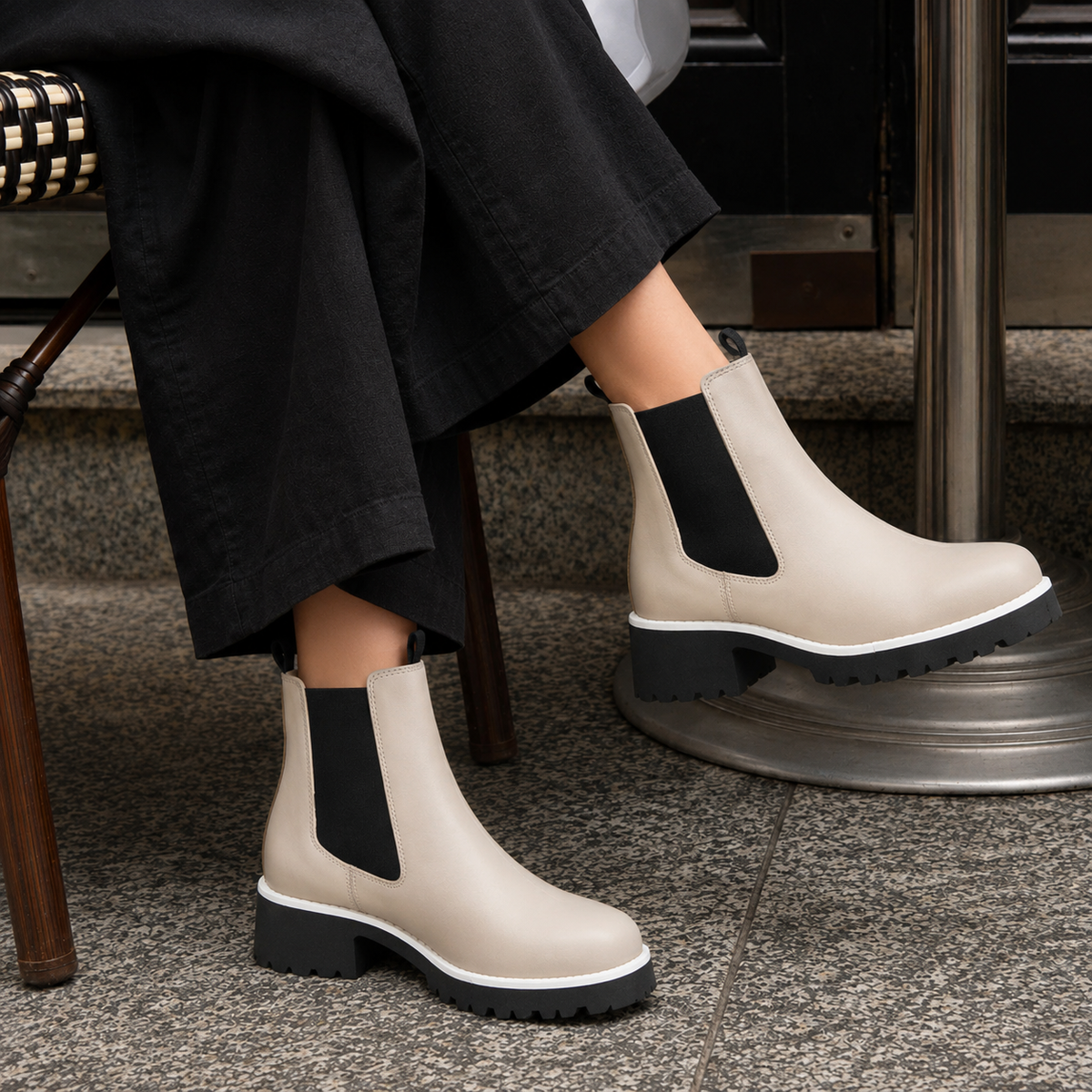 Le Sansa Elby silver grey boots with sleek design and ankle-length style, perfect for casual or stylish wear.