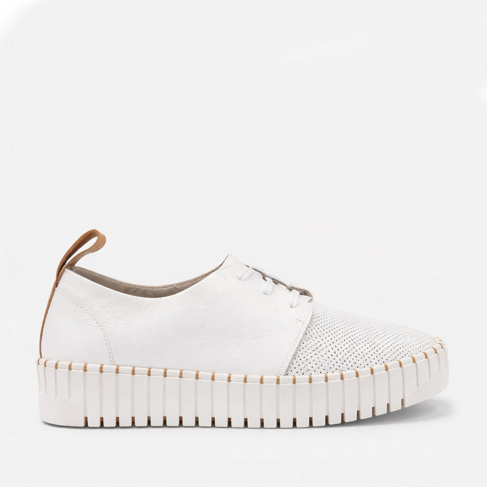 White DJANGO &amp; JULIETTE Batu sneakers with stylish design and comfortable fit, featuring clean white leather uppers and trendy laces.