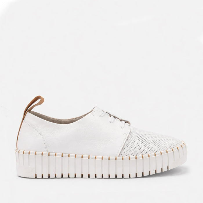 White Django & Juliette Batu sneakers with stylish design and comfortable fit, featuring a sleek silhouette and modern details.