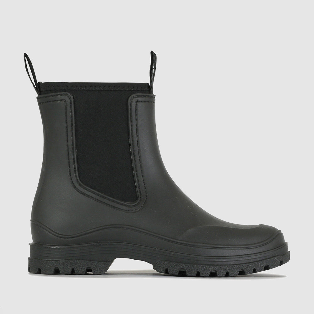 LOS CABOS Amelia black boots with pointed toes and low heels, featuring sleek leather design and stylish ankle fit.