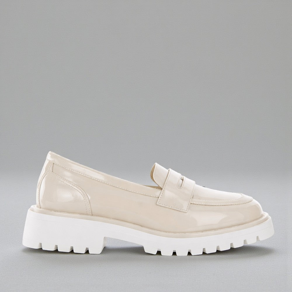 LE SANSA nude patent bow loafers featuring a sleek design and a stylish bow detail on the front.