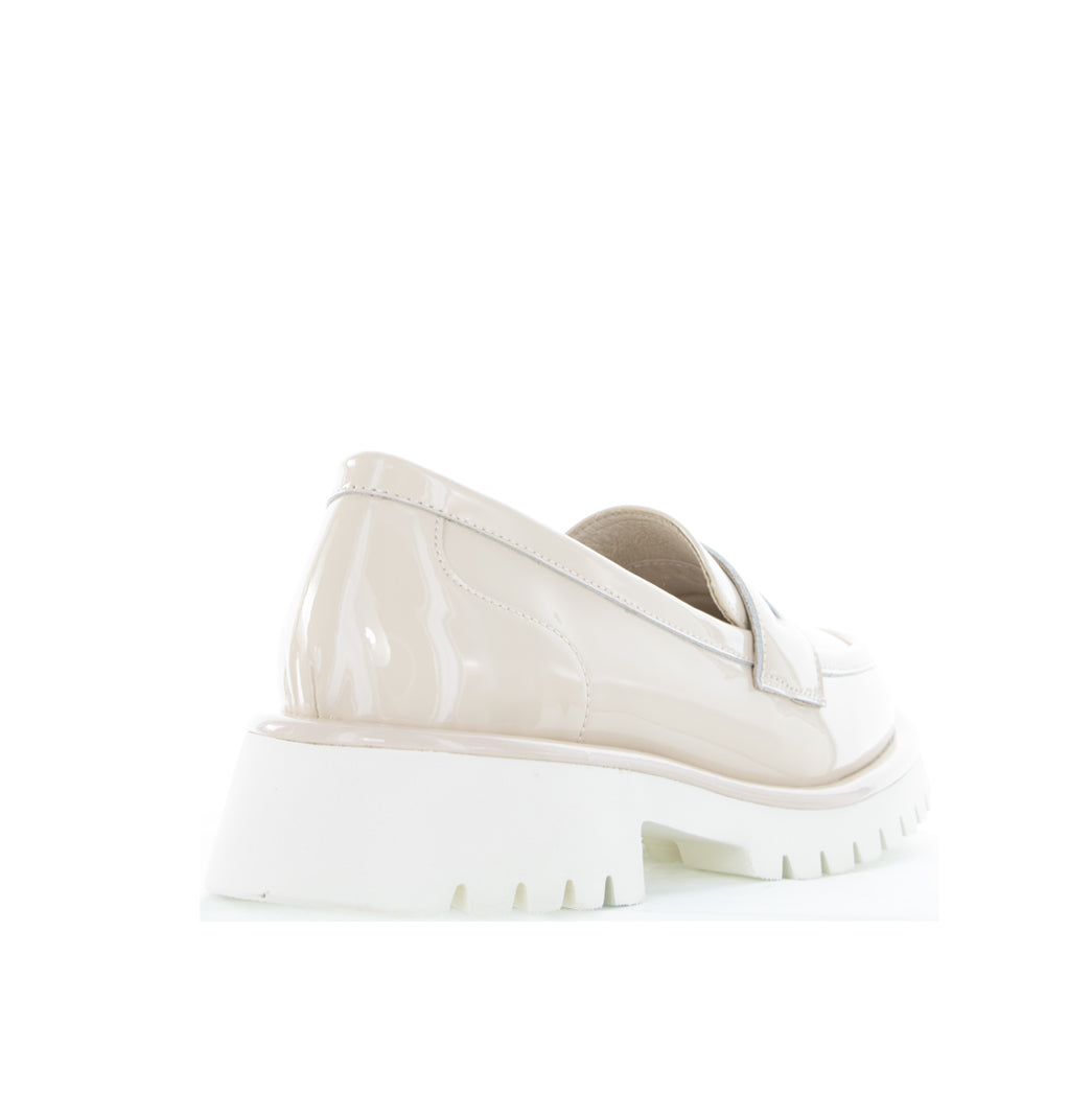 Le Sansa nude patent loafers featuring a sleek, shiny finish and classic slip-on design.