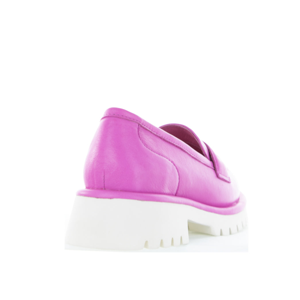 Le Sansa hot pink loafers with a stylish bow detail, perfect for casual or dressy occasions.