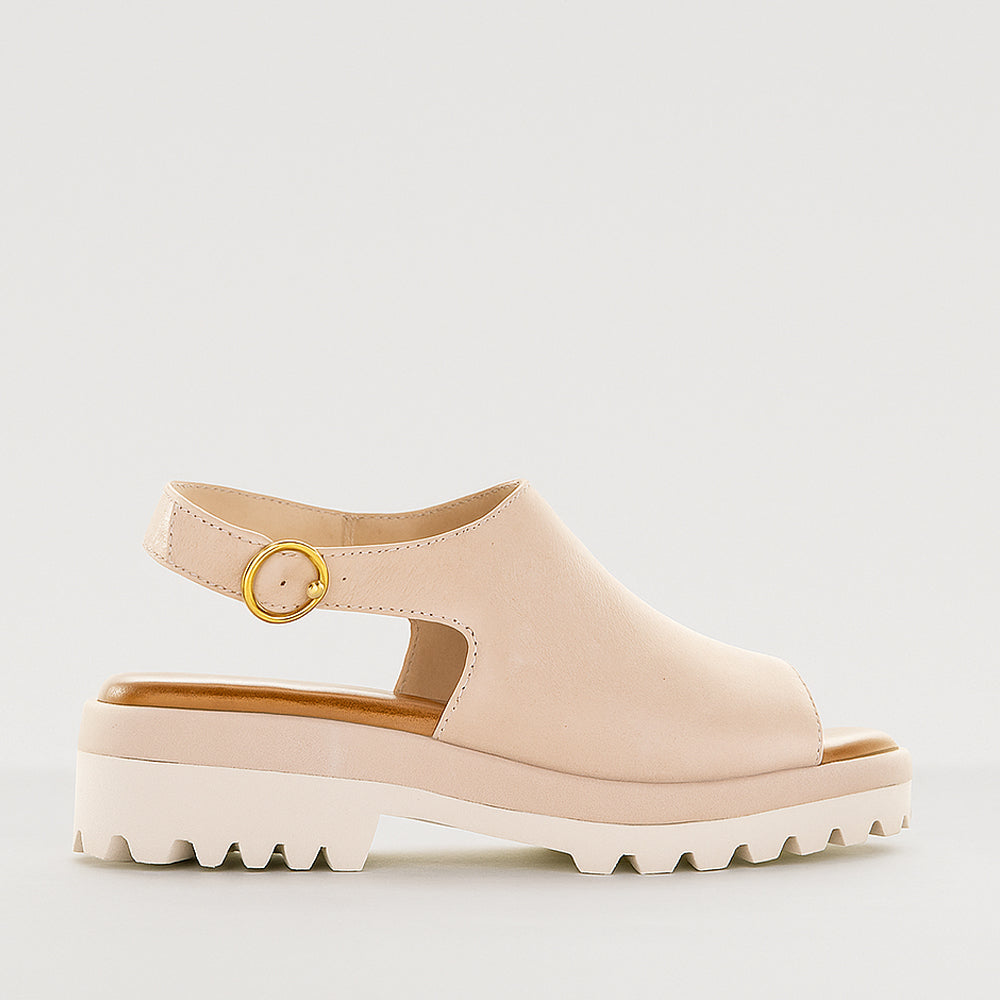 Le Sansa Briar Blush sandals with soft blush-colored straps and flat sole, stylish and comfortable for casual wear.