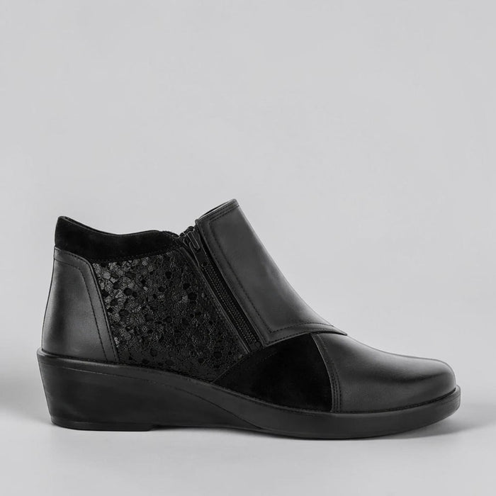 Black CABELLO CP462-18 boots with sleek leather design and sturdy sole, perfect for stylish everyday wear.