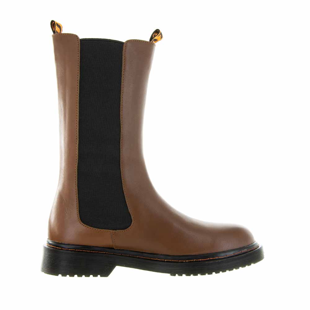 Le Sansa Danny Cognac boots featuring tan leather and stylish ankle design, perfect for casual and semi-formal outfits.