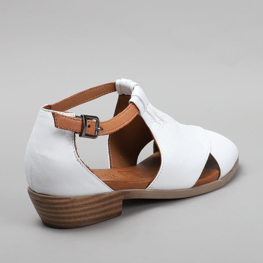 Le Sansa Digby white tan sandals with ankle straps and open toes, stylish and comfortable for casual wear.