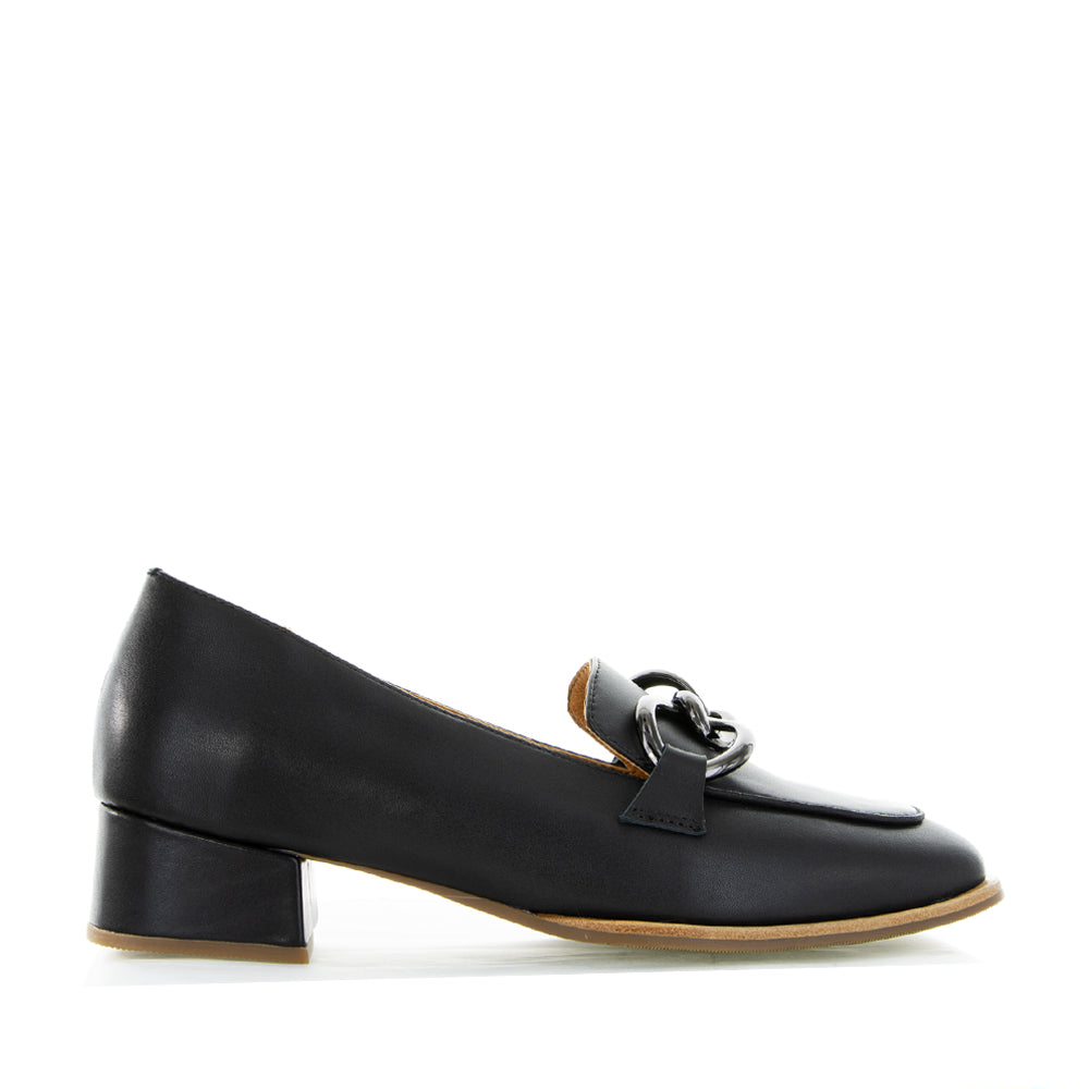 Le Sansa Lesansa Dorset Black casual shoes with black leather and stylish design, shown in a close-up image.