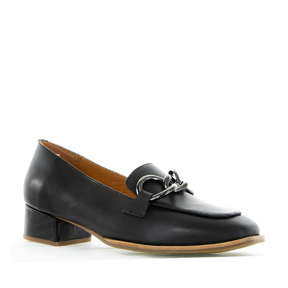 Le Sansa Lesansa Dorset Black casual shoes with sleek black design and comfortable silhouette, shown in the image.