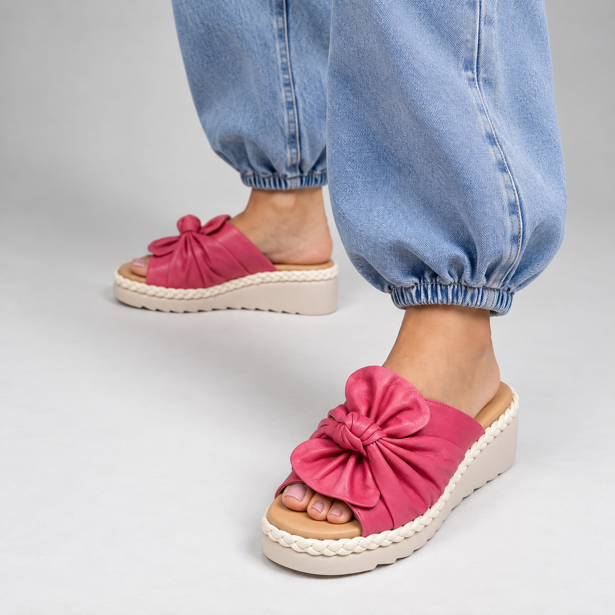 Le Sansa Eudore pink slip-on shoes with a sleek design and comfortable fit, ideal for casual wear and stylish outfits.