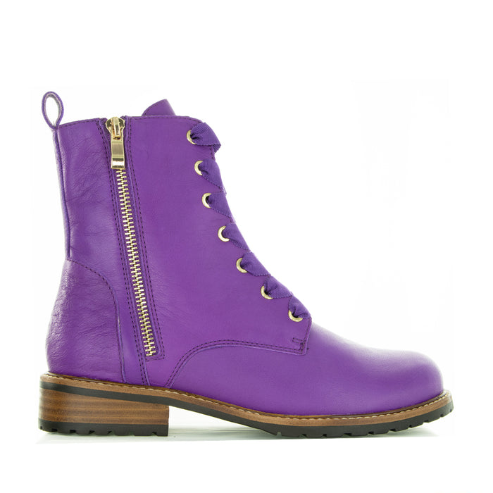Le Sansa purple boots with sleek fin design, stylish footwear for casual or dressy occasions, featuring a modern silhouette.