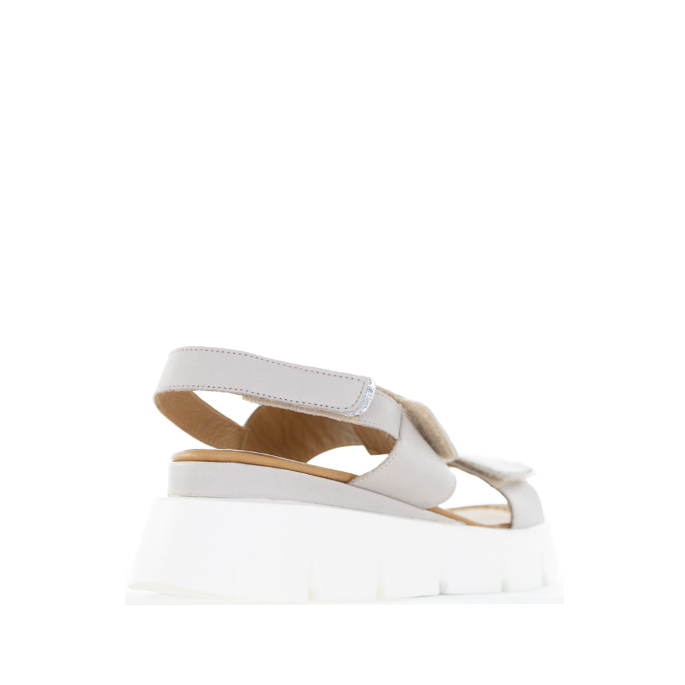 Le Sansa silver grey sandal handle with stylish design and textured material, showcasing the elegant accessory detail.