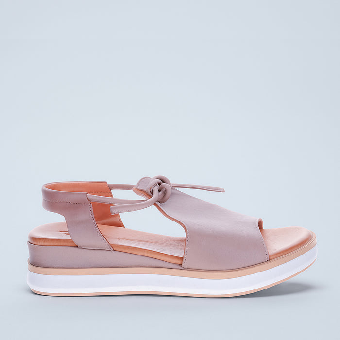 Le Sansa Hide Hat sandals featuring stylish leather straps and comfortable footbed, ideal for casual summer wear.