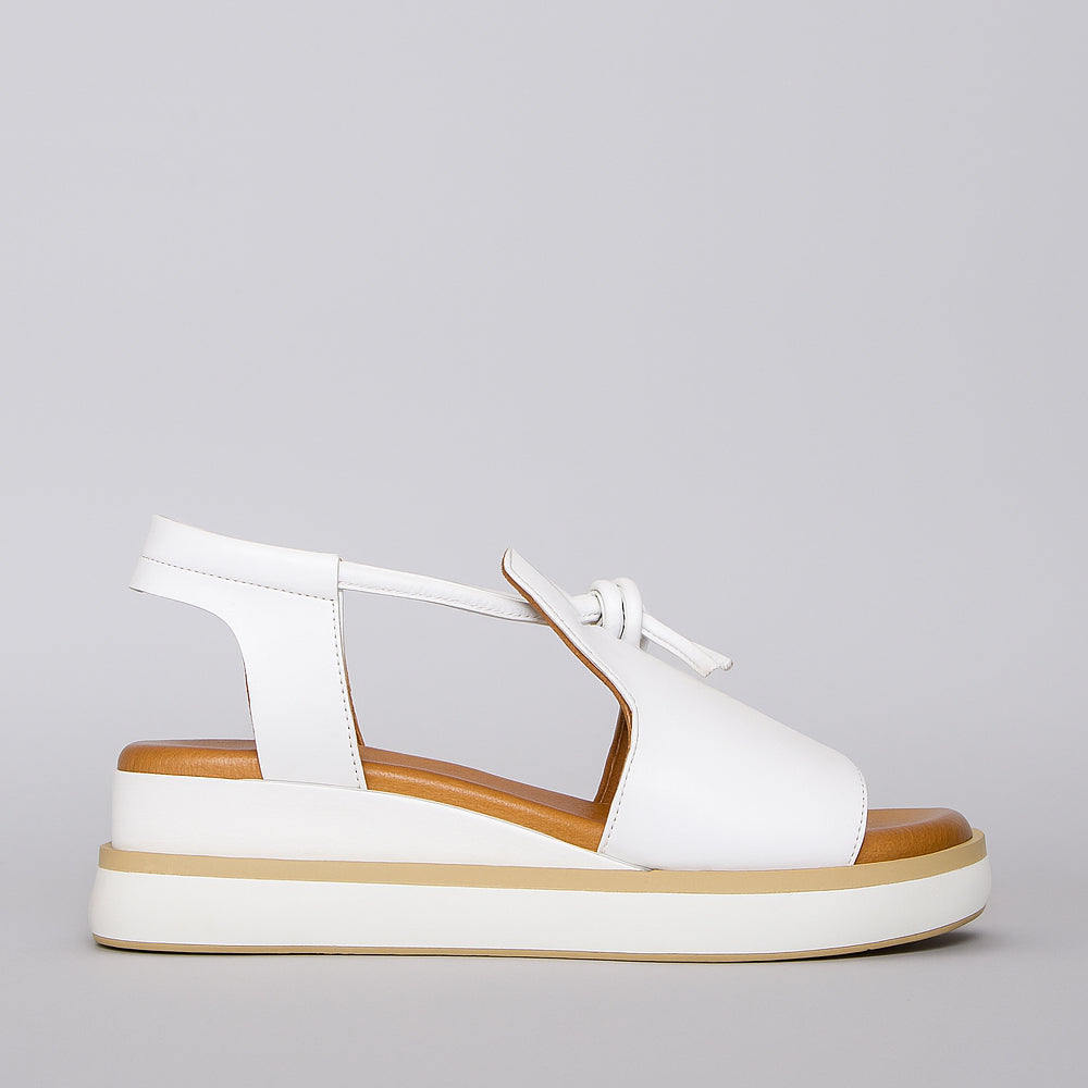 Le Sansa white leather sandals with sleek straps and open toe design, perfect for casual summer wear.