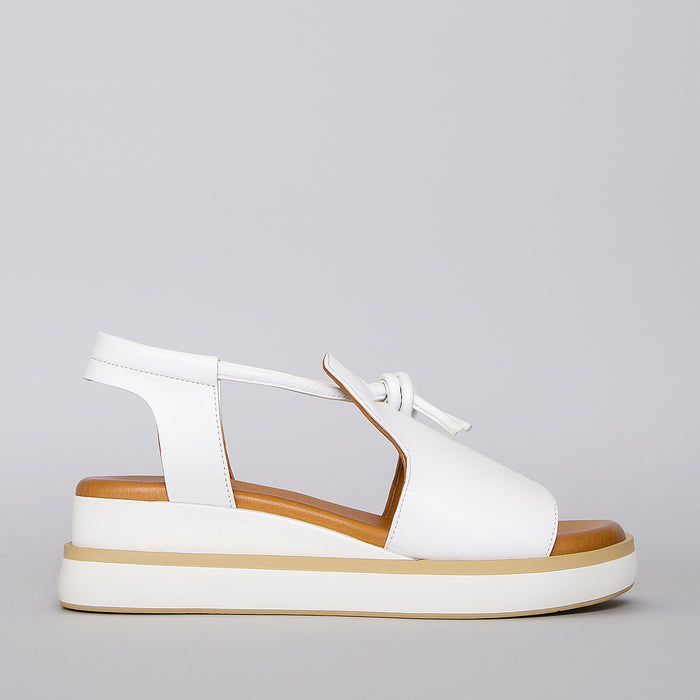 Le Sansa white leather sandals with sleek straps and open toe design, perfect for casual summer wear.