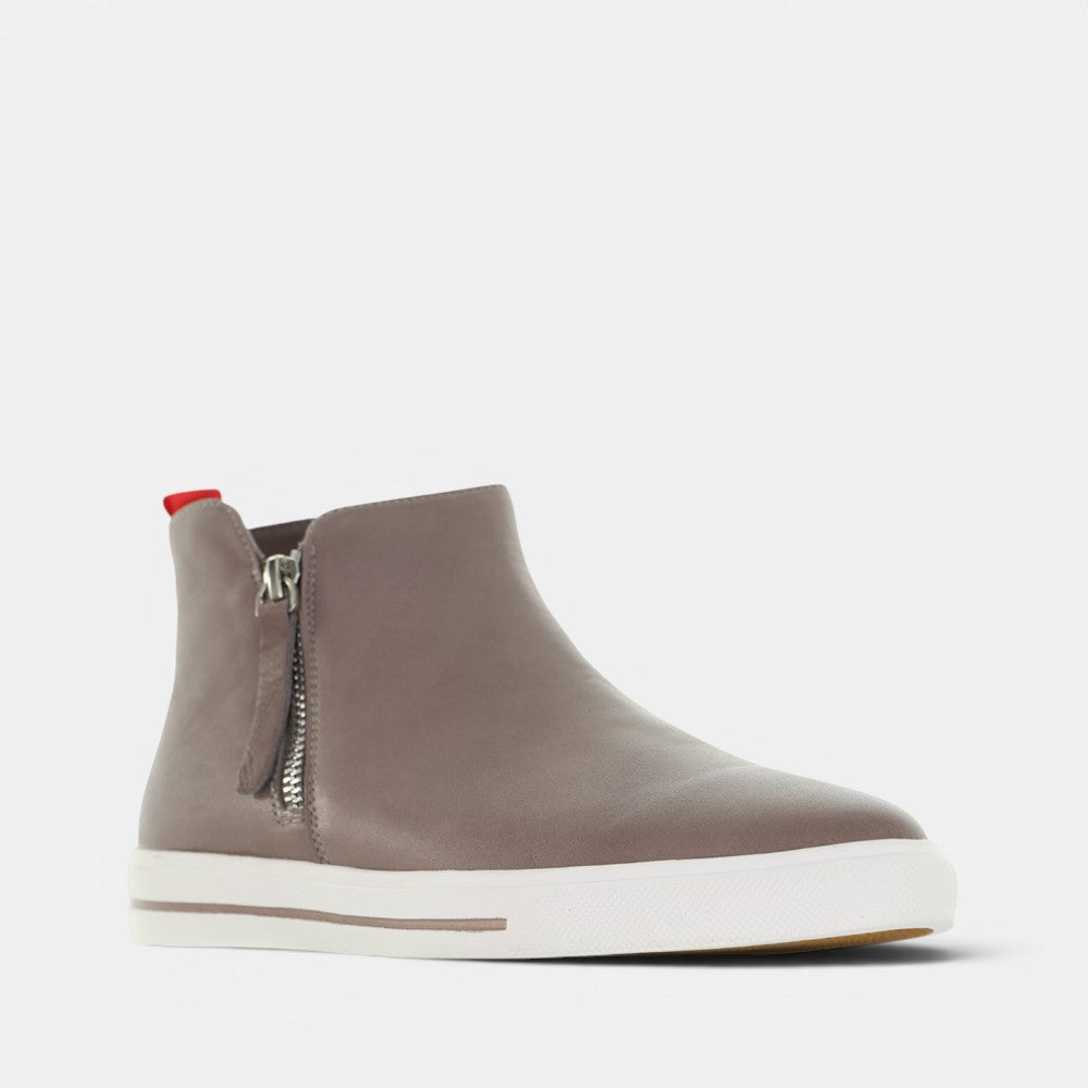 LE SANSA INTRO taupe boots with rounded toes and flat soles, showcasing stylish ankle-high design and smooth leather finish.