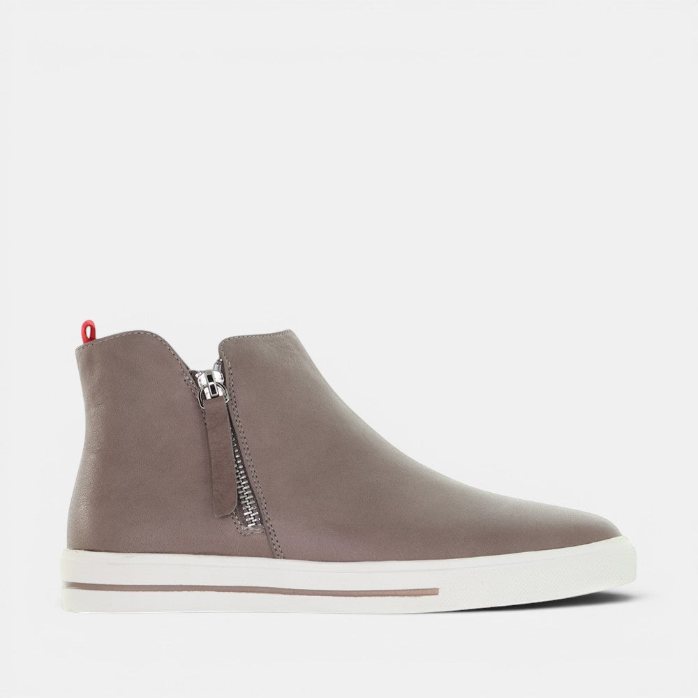 LE SANSA Intro Taupe boots with stylish ankle design and textured material, perfect for casual and chic outfits.