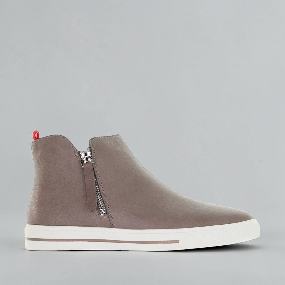 LE SANSA Intro Taupe boots featuring a sleek leather upper, rounded toe, and low block heel, perfect for casual and stylish wear.