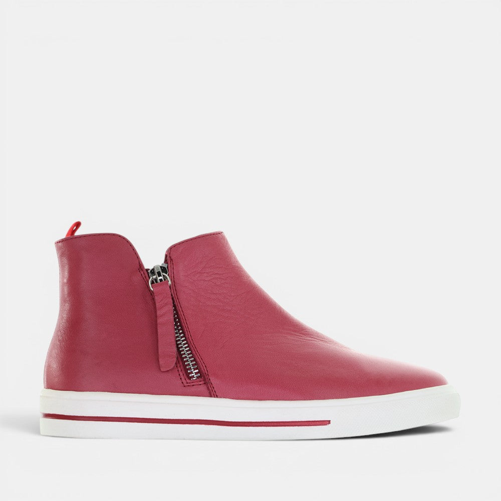 LE SANSA INTRO BORDO boots in tan leather with lace-up front and rugged sole, stylish footwear by LE SANSA.