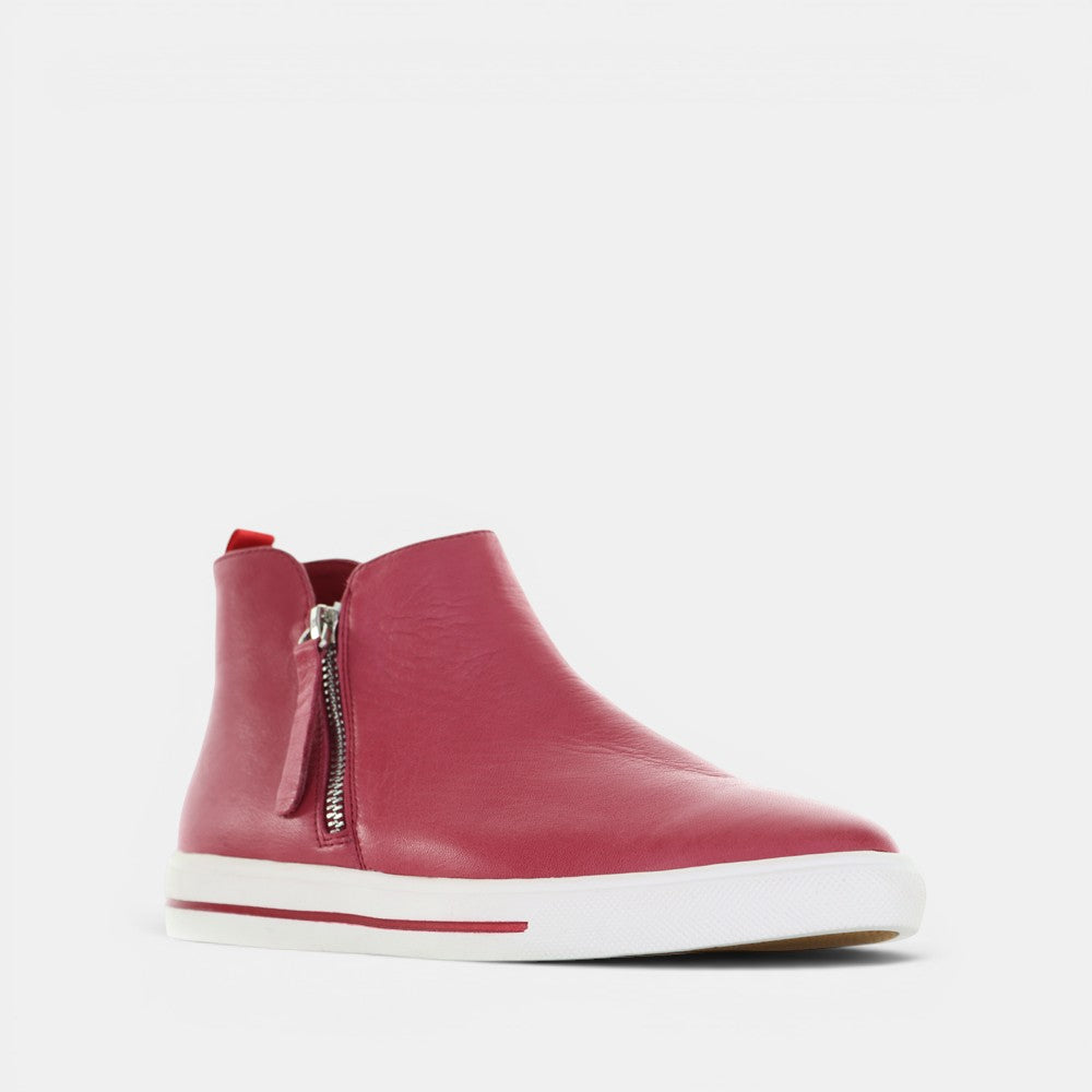 LE SANSA INTRO BORDO boots showing sleek design and brown leather material, perfect for stylish winter footwear.