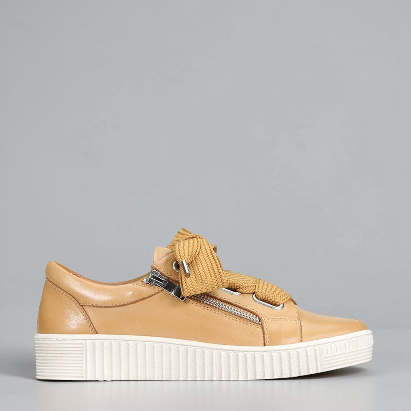 EOS Jovi Tan sneakers, classic casual footwear with tan leather and white soles, displayed on a neutral background
