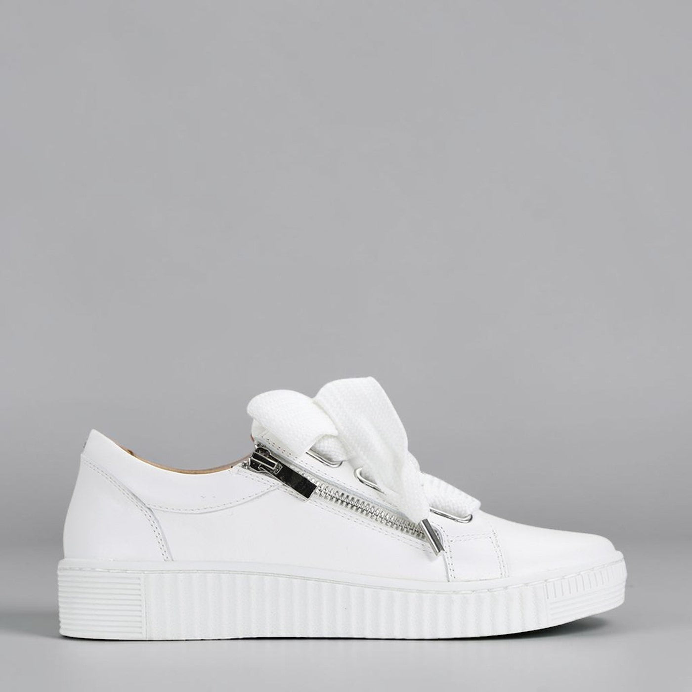 EOS JOVI WHITE sneakers featuring a classic design with white uppers and stylish laces, perfect for casual wear.