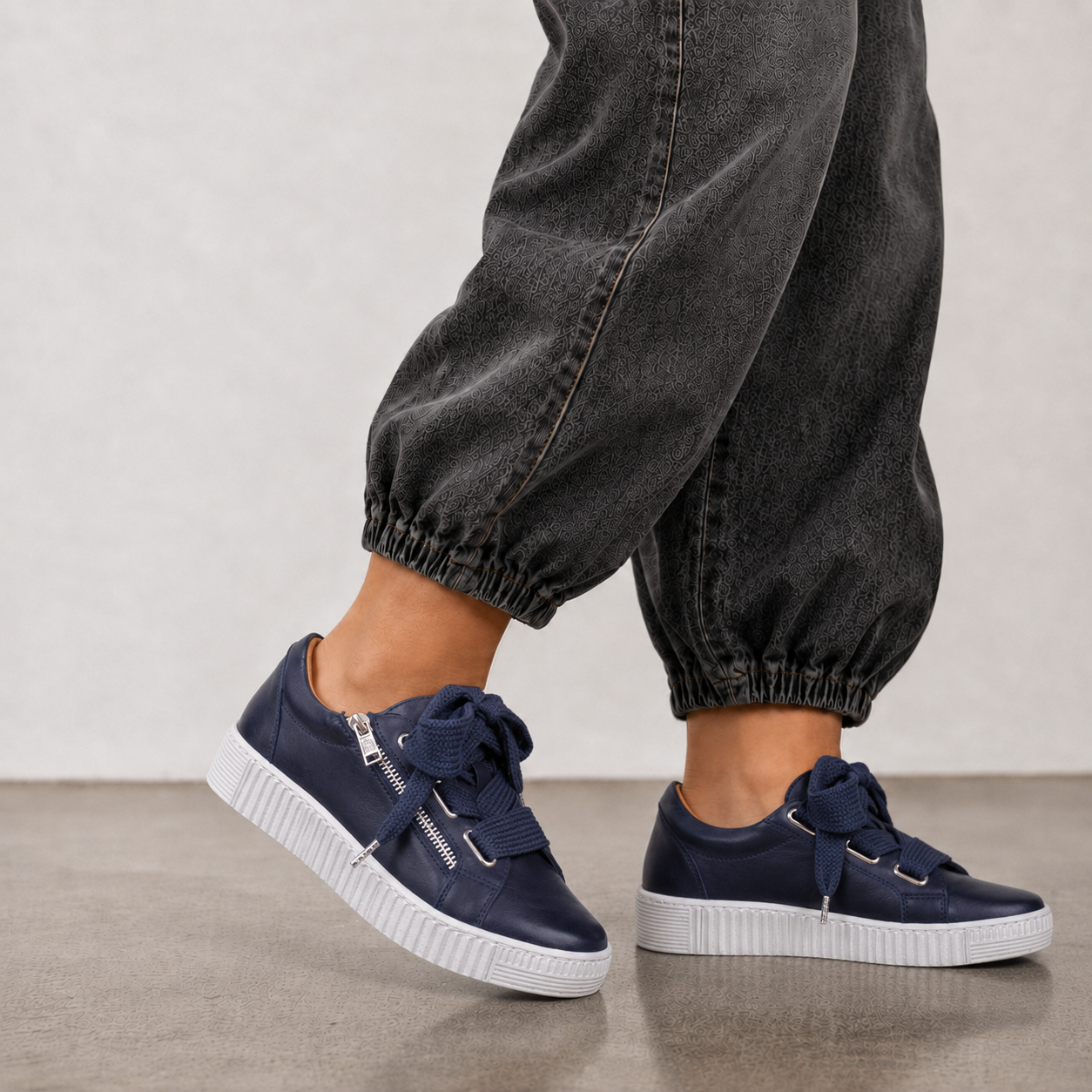 EOS JOVI navy sneakers with white soles and laces, featuring a sleek design and breathable fabric for casual wear.