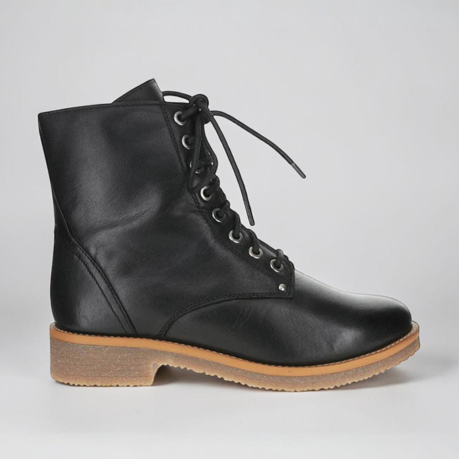 Black LE SANSA BESTY boots with sleek design and rounded toe, showcased on a neutral background.