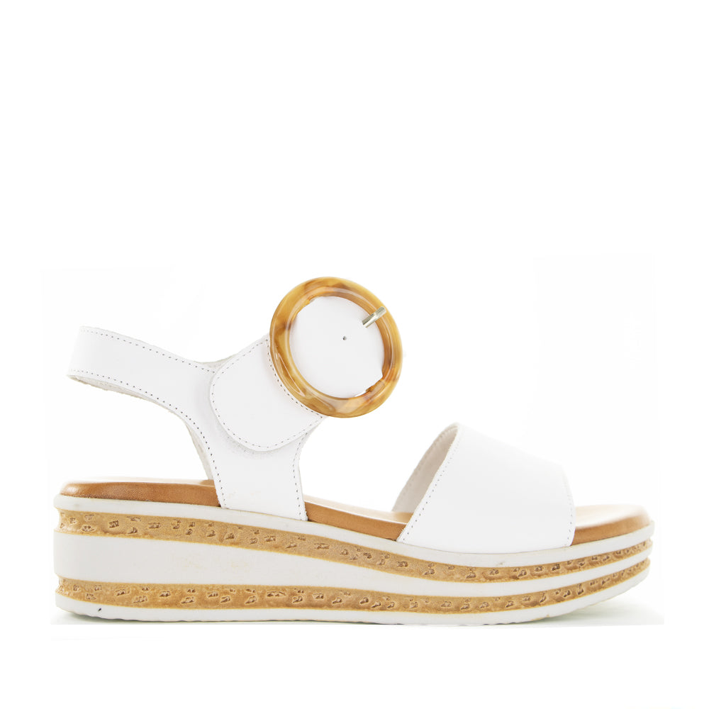 White Le Sansa Sansa Guard sandals with open toe design and adjustable straps, casual footwear for warm weather.