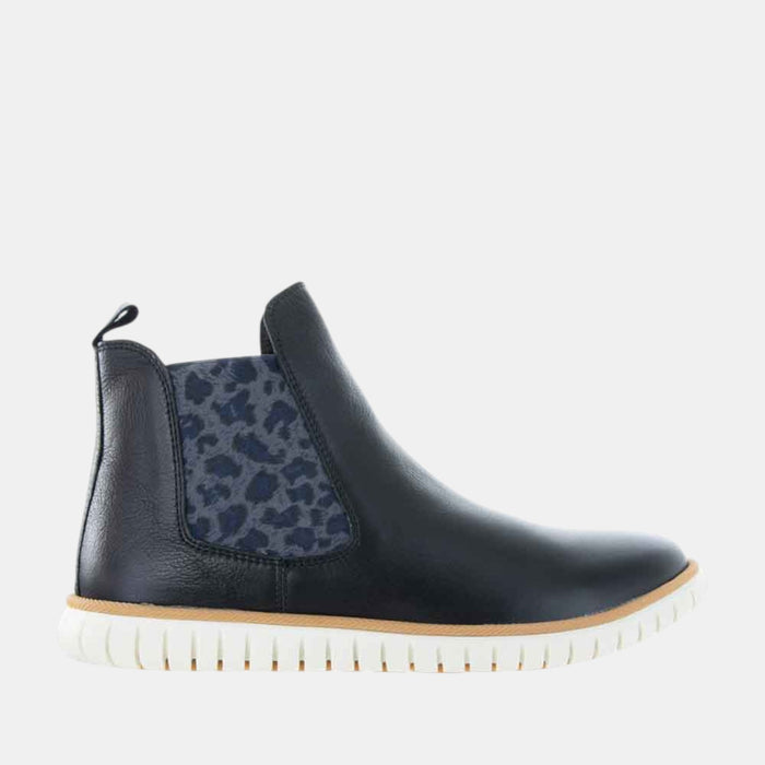 Le Sansa Indy black and grey boots with lace-up design, stylish and comfortable footwear for casual wear.