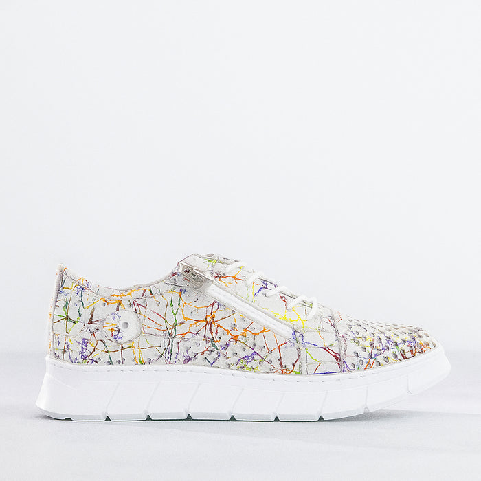 White CABELLO EG172 sneakers with sleek design and lighting feature, perfect for stylish casual wear.