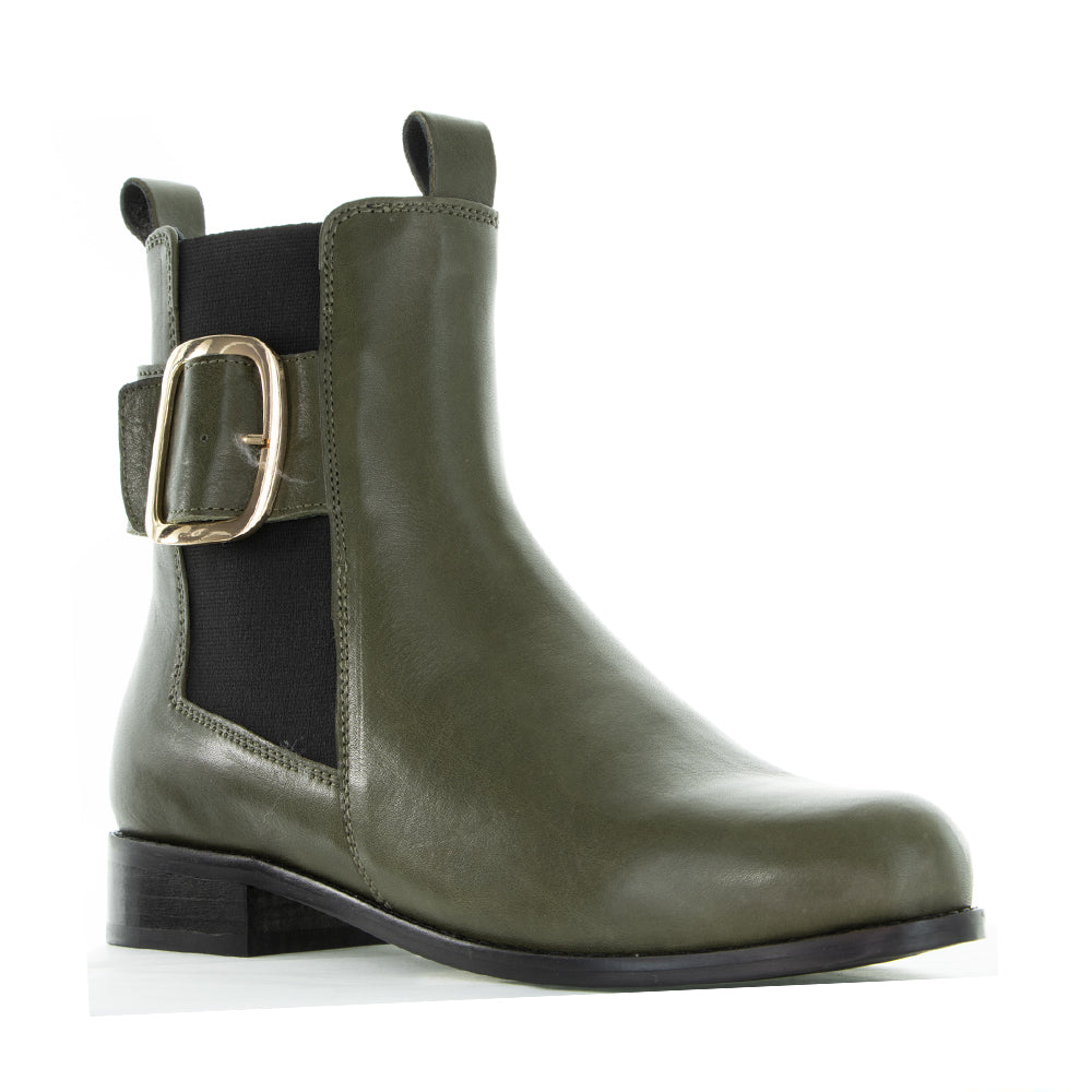 Le Sansa Mister Olive boots in olive green leather with ankle-height design and stylish stitching details.