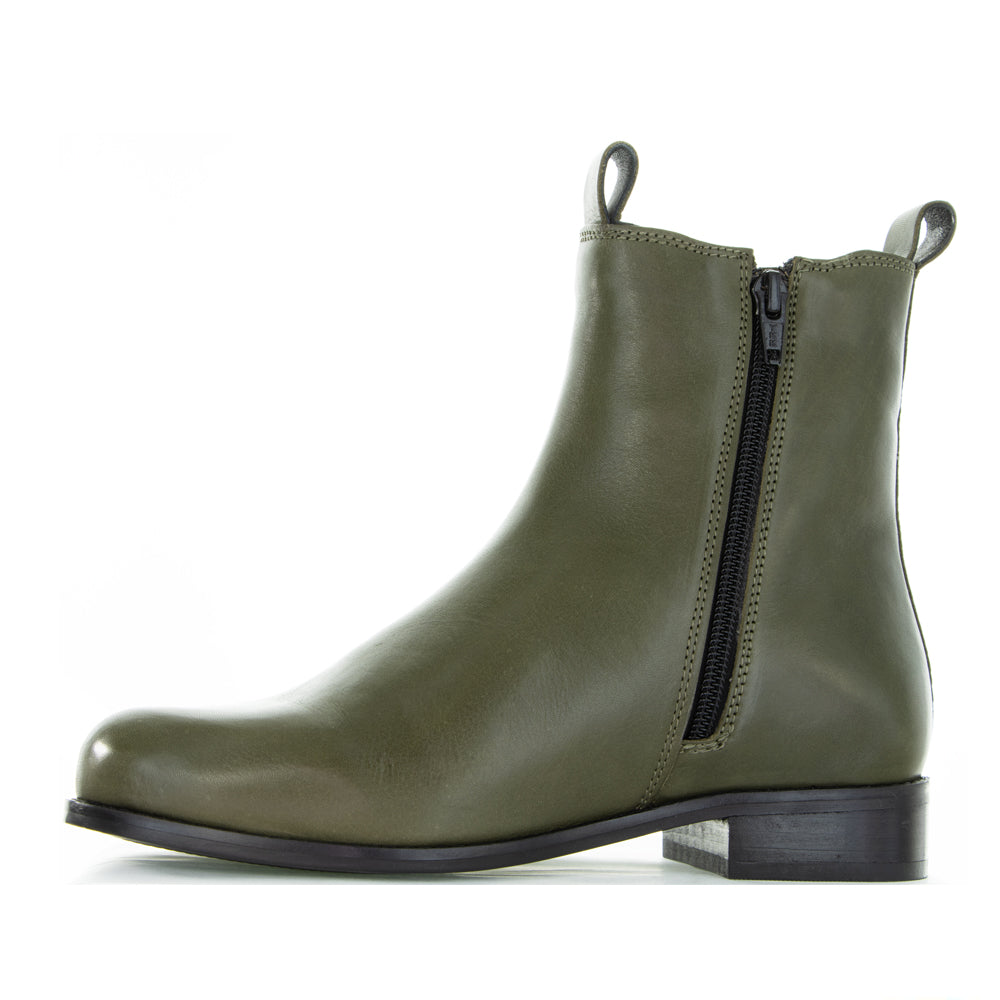 Le Sansa Mister Olive boots featuring olive green leather, stylish ankle design, and sturdy sole for casual wear.