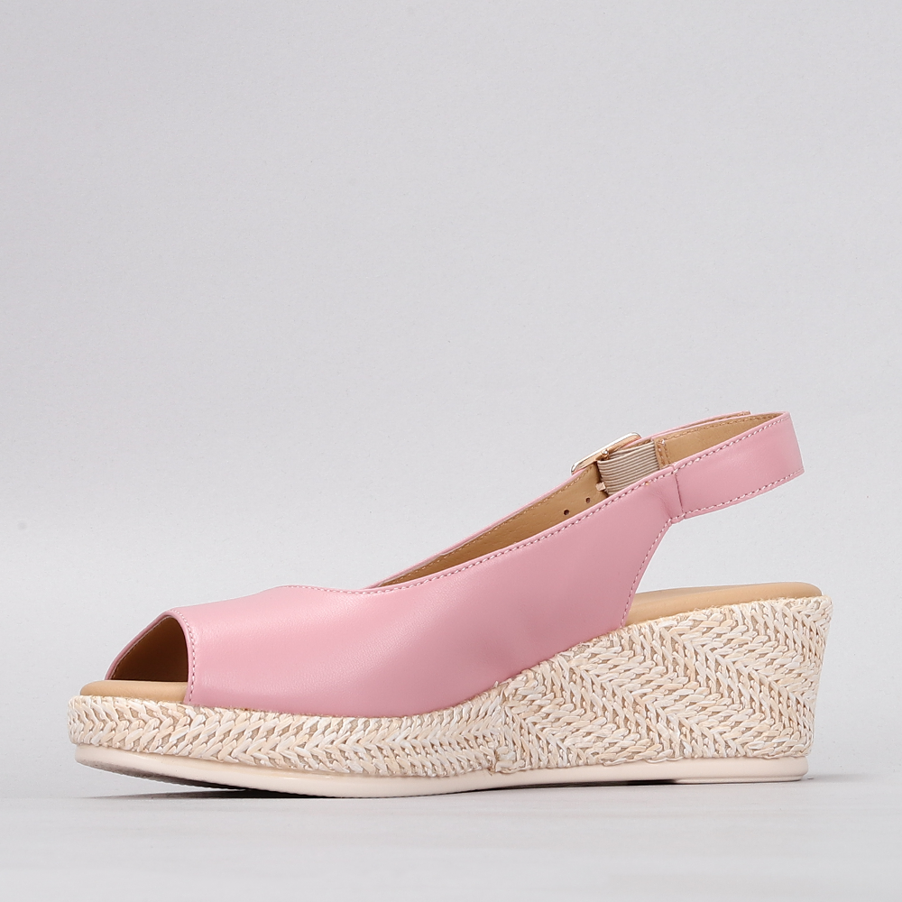 Le Sansa Petunia baby pink sandals with soft straps and a comfortable sole, perfect for little feet.