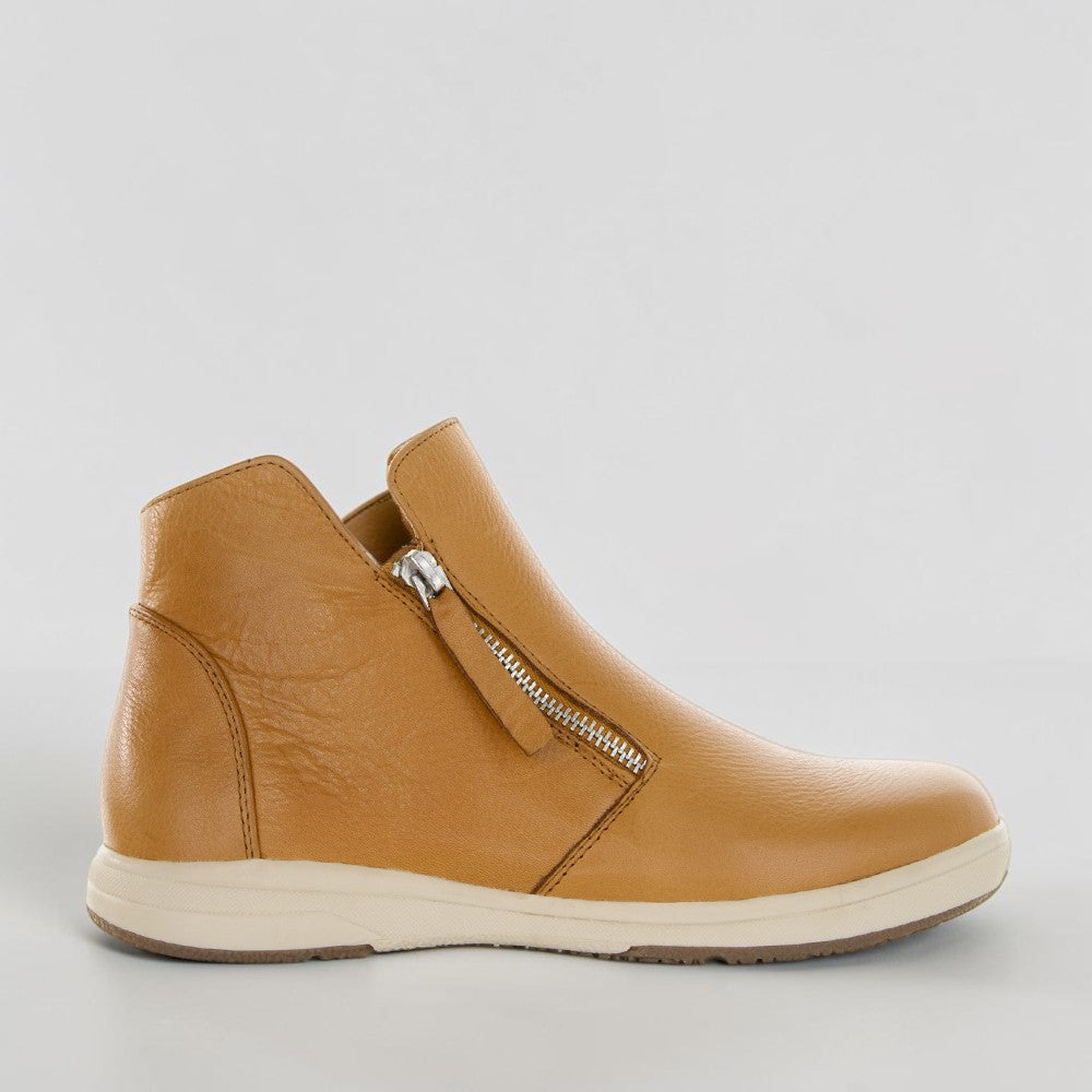 LE SANSA LESANSA POKIE TAN boots featuring a stylish tan leather design and ankle-high silhouette.