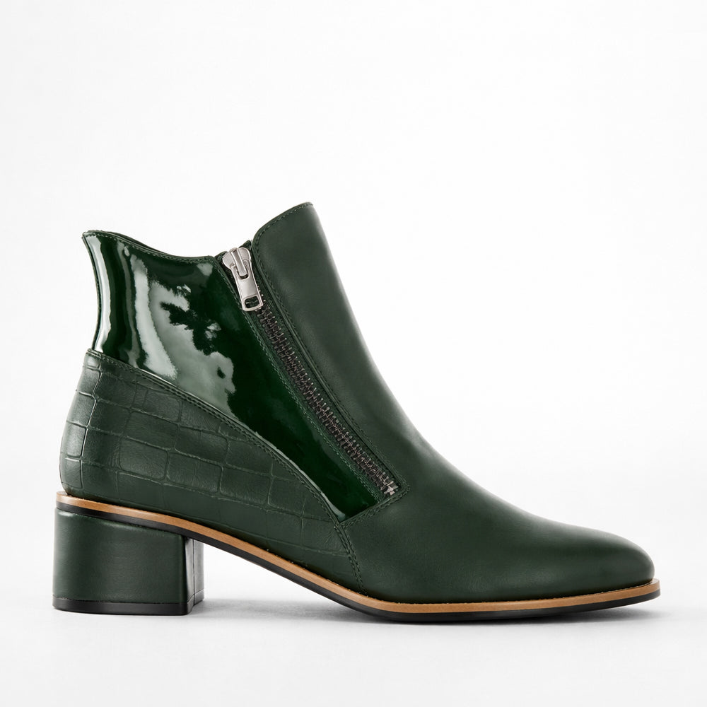 Green LE SANSA Refine Bottle Boots with sleek design and durable material, perfect for stylish outdoor footwear.