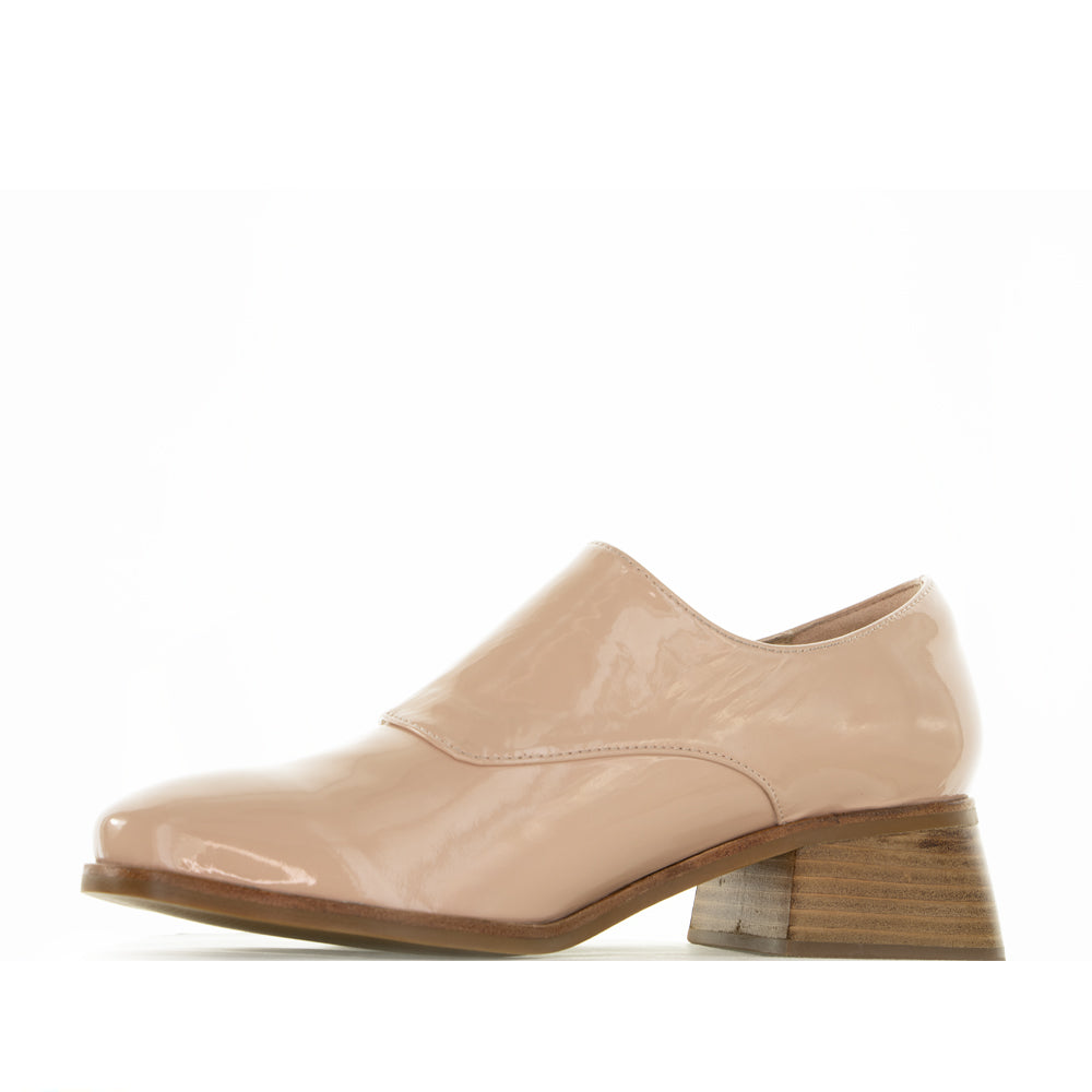 Le Sansa Rice Blush Patent loafers with a sleek design and shiny finish, perfect for stylish casual or formal wear.