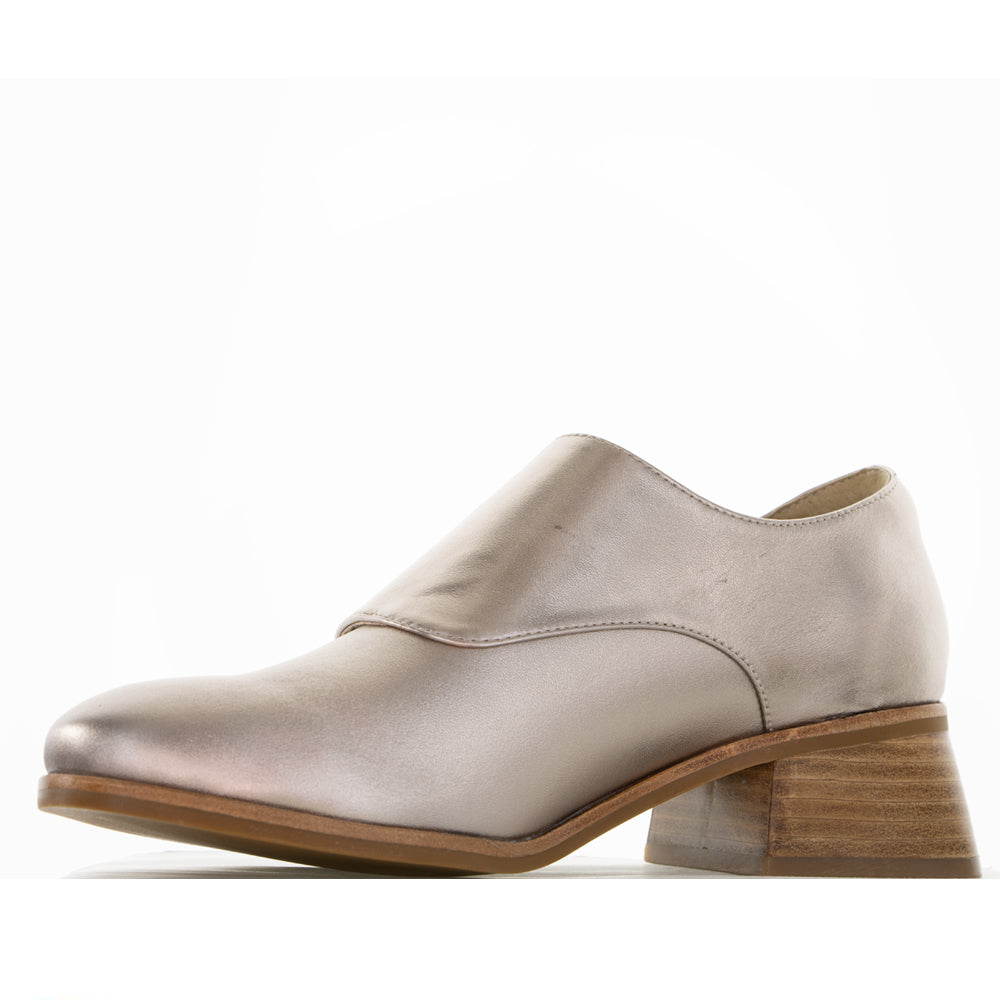 Le Sansa Rice Champagne loafers featuring a sleek design with textured rice-inspired pattern in a stylish champagne color.