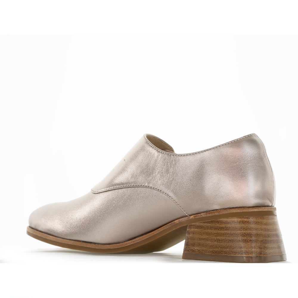 Le Sansa Rice Champagne loafers featuring a sleek design with rice-textured details and elegant craftsmanship.