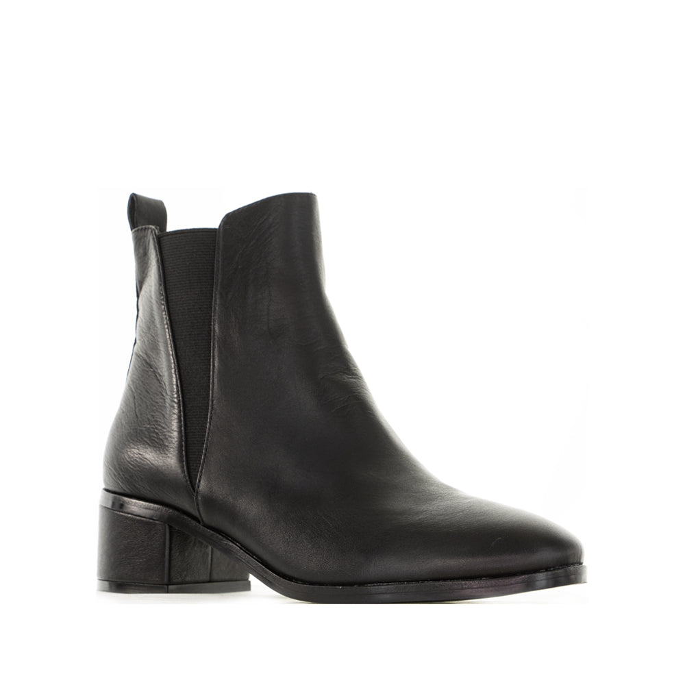 Black LE SANSA ring boots featuring sleek leather design and stylish ankle-high silhouette.