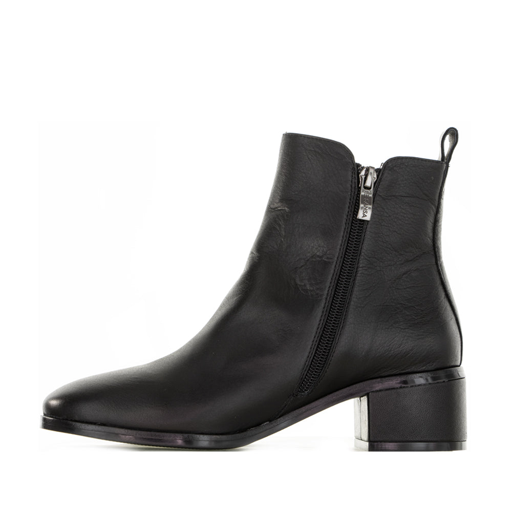 Black LE SANSA ring-shaped boots with sleek design and sturdy soles, showcasing modern footwear style.