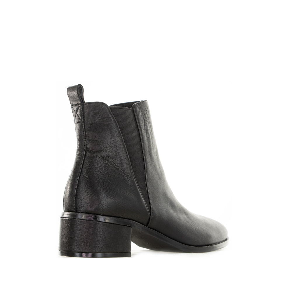Black LE SANSA Ring Boots with sleek leather design and sturdy soles, showcasing stylish and modern footwear.