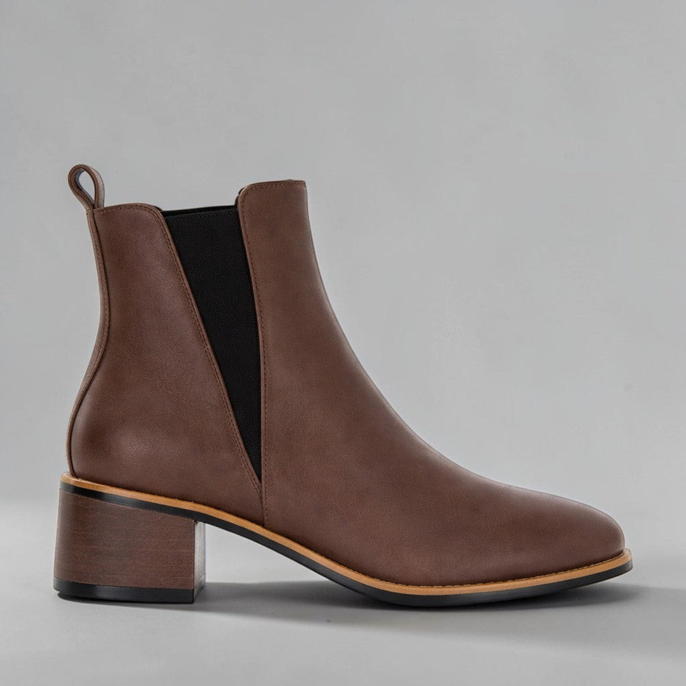 LE SANSA Choco Ring Boots featuring stylish brown leather with buckle accents and a chunky sole for casual wear.