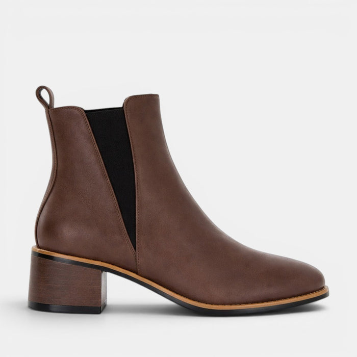 Le Sansa Sansa Ring Choco boots with sleek brown leather and stylish design, perfect for casual or outdoor wear.